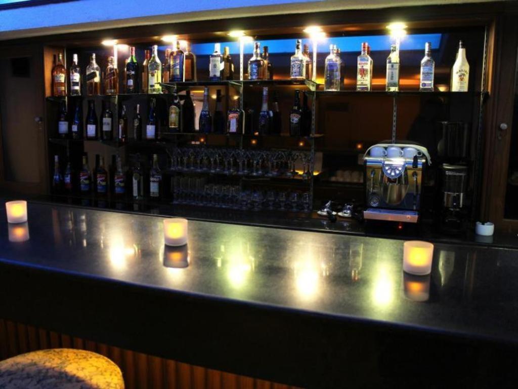 Alfa Hotel Янгон Экстерьер фото