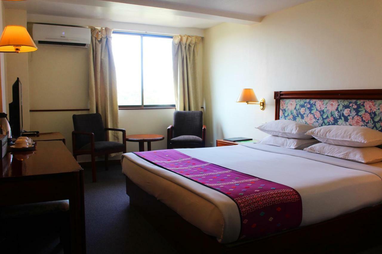 Alfa Hotel Янгон Экстерьер фото