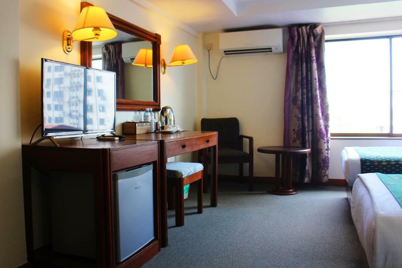Alfa Hotel Янгон Экстерьер фото